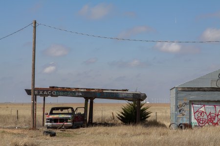 Onderweg staan er honderden verlaten bezine stations